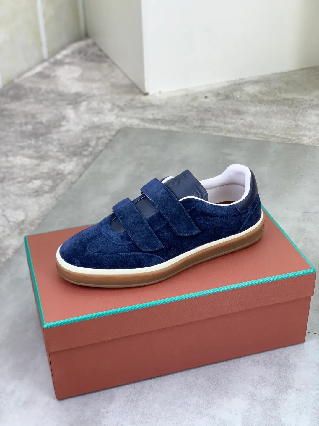 Men's men's shoes 💰P580 New model 💰 The latest casual shoes Loro Piana 💯 Top grade 💯 Buy the original copy 💯 Founded the existing Loro Piana company on April 24, 1924. It is the sixth generation of family operation, providing the best quality products to customers who are discerning about taste and quality. Imported original fly woven fabric with cowhide fabric, plain calfskin lining, hand-stitched thread with cowhide feet, original packaging, high-end outsole, size: 38-45 (custom-made for 46), 5️⃣ colors available